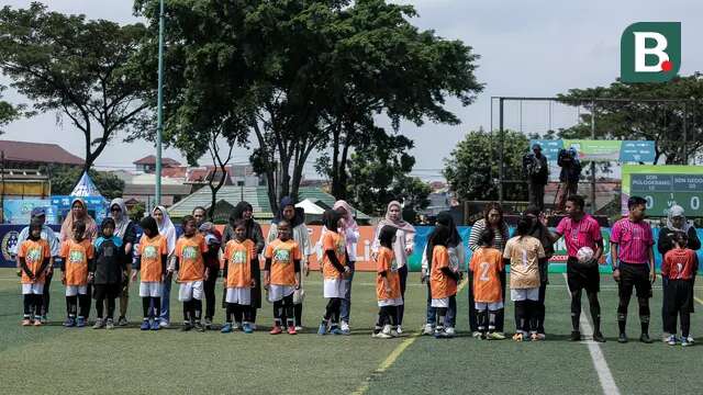 Pemain-pemain SDN Pulogebang 13 meminta restu kepada ibu masing-masing sebelum bertanding di final KU 10 MilkLife Soccer Challenge - Jakarta 2025 di Kingkong Soccer Arena, Cijantung, Jakarta Timur, Minggu (4/5/2025) sore WIB. (Bola.com/Bagaskara Lazuardi)