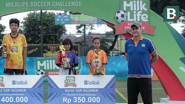 Head coach MilkLife Soccer Challenge, Timo Scheunemann (kanan), saat prosesi pemberian penghargaan untuk top scorer regional Jakarta 2025 di Kingkong Soccer Arena, Cijantung, Jakarta Timur, Minggu (4/5/2025). (Bola.com/Bagaskara Lazuardi)