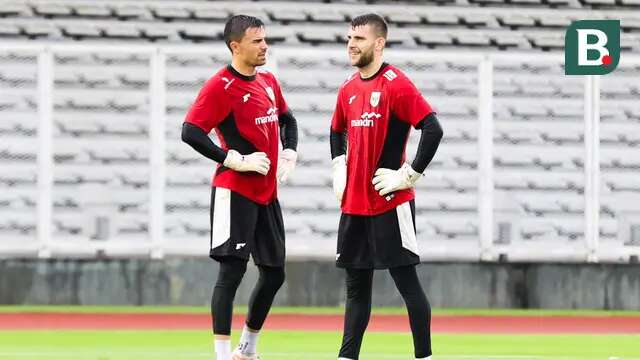 Emil Audero (kiri) dan Maarten Paes (kanan) terlihat sedang bercengkrama saat sesi latihan Timnas Indonesia di Stadion Madya, Gelora Bung Karno, Jakarta, Sabtu (22/3/2025).
