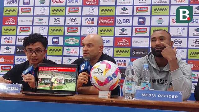 Pelatih PSM Makassar, Bernardo Tavares, membawa laptop ke ruang konferensi pers dan menyodorkan bukti kesalahan wasit saat timnya kalah dari PSS Sleman di Stadion Maguwoharjo, Sabtu (3/5/2025). (Bola.com/Ana Dewi)