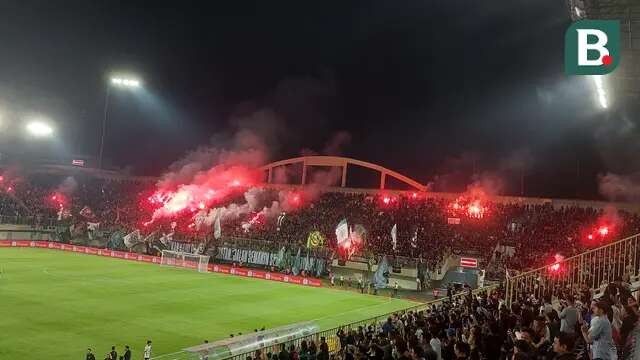 Kelompok suporter PSS Sleman, Brigata Curva Sud (BCS) saat merayakan kemenangan tim atas PSM Makassar pekan ke-31 BRI Liga 1 2024/2025 di Stadion Maguwoharjo (3/5/2025) malam. (Bola.com/Ana Dewi)