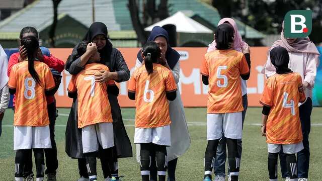 Pemain-pemain SDN Pulogebang 13 meminta restu kepada ibu masing-masing sebelum bertanding di final KU 10 MilkLife Soccer Challenge - Jakarta 2025 di Kingkong Soccer Arena, Cijantung, Jakarta Timur, Minggu (4/5/2025) sore WIB. (Bola.com/Bagaskara Lazuardi)