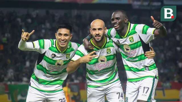 Gelandang anyar Persebaya Surabaya, Mohammed Rashid (tengah), melakukan selebrasi gol bersama Riswan Lauhin (kiri) dan Flavio Silva (kanan) saat menghadapi Persibo Bojonegoro dalam laga bertajuk bertajuk Anniversary Game, di Stadion Gelora Bung Tomo (GBT), Surabaya, Sabtu (29/6/2024) malam WIB. (Bola.com/Aditya Wany)