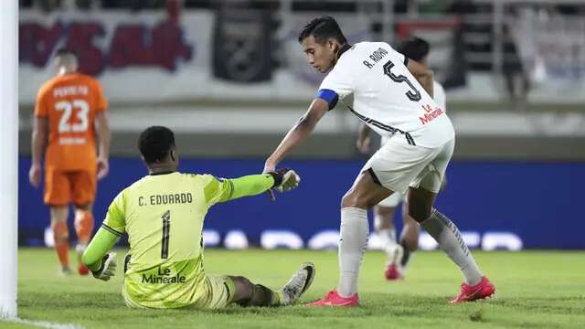 Bek Persija Jakarta, Rizky Ridho mencoba memberikan semangat kepada sang kiper, Carlos Eduardo dalam laga melawan Borneo FC Samarinda di Stadion Segiri, Minggu (4/5/2025). (Dok. Persija).