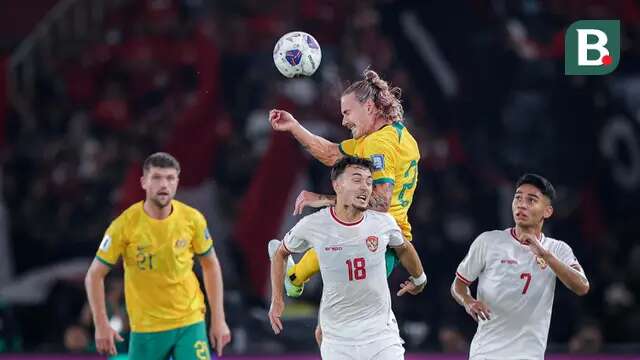 Pemain Australia, Jackson Irvine, duel udara dengan pemain Timnas Indonesia, Ivar Jenner, pada laga kedua Grup C Kualifikasi Piala Dunia 2026 Zona Asia di Stadion Utama Gelora Bung Karno (SUGBK), Jakarta Pusat, pada Selasa (10/9/2024). (Bola.com/Bagaskara Lazuardi)