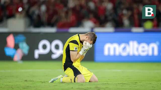 Kiper Timnas Indonesia, Maarten Paes, merayakan kemenangan atas Bahrain pada laga kedelapan putaran ketiga Grup C kualifikasi Piala Dunia 2026 di Stadion Utama Gelora Bung Karno, Jakarta, Selasa (25/3/2025) malam WIB. (Bola.com/Bagaskara Lazuardi)