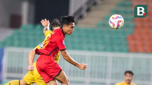Muhammad Rayhan Hannan menyundul bola dengan kepala saat Persija Jakarta bertanding melawan Semen Padang pekan ke-30 Liga 1 2024/2025 di Stadion Pakansari, Kabupaten Bogor, Minggu (27/4/2025). (Bola.com/Abdul Aziz)
