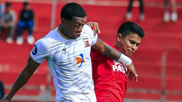 Winger Madura United, Brayan Angulo ditempel dengan ketat oleh pemain sayap Semen Padang, Irkham Zahrul Mila dalam laga pekan ke-31 BRI Liga 1 2024/2025 di Stadion H. Agus Salim, Padang, Minggu (4/5/2025). (Dok. Semen Padang).
