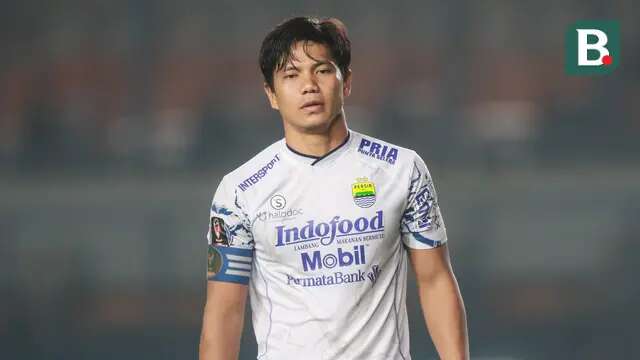 Pemain Persib Bandung, Achmad Jufriyanto usai gagal mengeksekusi tendangan penalti saat laga perempat final Piala Presiden 2022 antara Persib Bandung melawan PSS Sleman di Stadion Si Jalak Harupat, Bandung, Jumat (01/07/2022). (Bola.com/Bagaskara Lazuardi)