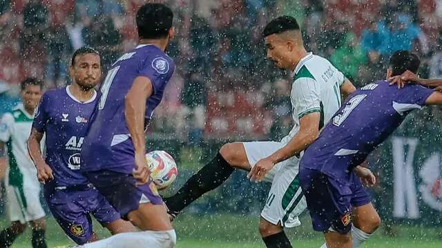 Striker PSS Sleman, Gustavo Tocantins mendapatkan penjagaan ketat dari para pemain Persik Kediri dalam lanjutan BRI Liga 1 2024/2025 di Stadion Brawijaya, Kediri, Minggu (19/1/2025). (Dok. PSS)