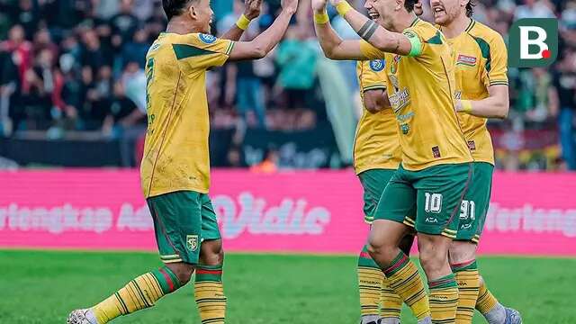 Pemain Persebaya Surabaya, Bruno Moreira (nomor 10), melakukan selebrasi setelah mencetak gol ke gawang Persik Kediri pada pekan 31 BRI Liga 1 2024/2025 di Stadion Brawijaya, Kediri, Senin (5/5/2025) sore WIB. (Bola.com/Dok. Persebaya)