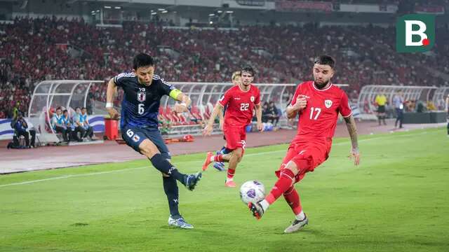 Pemain Timnas Indonesia, Calvin Verdonk (kanan) berusaha menghalau bola tendangan pemain Jepang, Wataru Endo pada laga lanjutan putaran ketiga Grup C Kualifikasi Piala Dunia 2026 di Stadion Utama Gelora Bung Karno (SUGBK), Senayan, Jakarta, Jumat (15/11/2024). (Bola.com/Bagaskara Lazuardi)