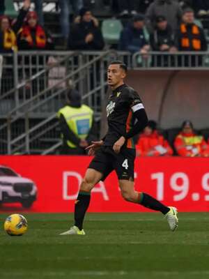 Bek Timnas Indonesia, Jay Idzes, resmi dipercaya sebagai kapten utama Venezia pada musim ini. (dok. Instagram Jay Idzes)