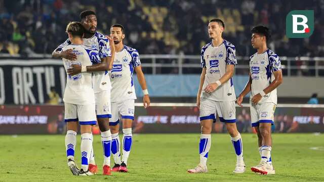Para pemain PSIS Semarang merayakan kemenangan pentingnya pada laga Derbi Jawa Tengah melawan Persis Solo dalam duel yang berlangsung di Stadion Manahan, Solo, Sabtu (17/8/2024). (Bola.com/ Radifa Arsa)