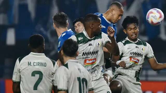 Tandukan keras Gustavo Franca membobol gawang PSS Sleman dalam laga pekan ke-30 BRI Liga 1 2024/2025 di Stadion Gelora Bandung Lautan Api, Bandung, Sabtu (26/4/2025) malam. (Dok. Persib).