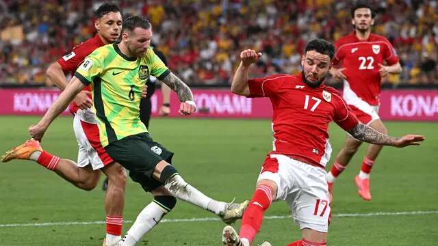 Calvin Verdonk mencoba menahan tendangan Martin Boyle saat Australia menang telak 5-1 atas Timnas Indonesia pada lanjutan Kualifikasi Piala Dunia 2026 di Sydney Football Stadium, Kamis (20/3/2025) sore WIB. (DAVID GRAY / AFP)