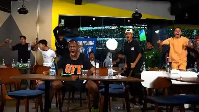 Selebrasi pemain Persib Bandung setelah menjadi juara BRI Liga 1 2025/2025. (Tangkapan Layar Youtube Persib).