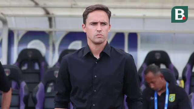 Pelatih kepala Persebaya Surabaya, Paul Munster saat menghadapi Persita Tangerang pada laga pekan ke-25 BRI Liga 1 2023/2024 di Stadion Indomilk Arena, Tangerang, Jumat (23/2/2024). (Bola.com/M Iqbal Ichsan)
