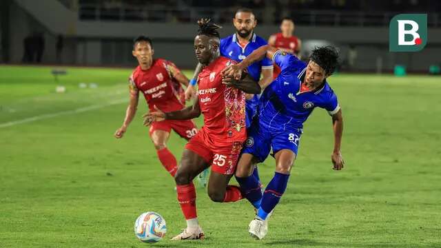 Winger asing Persis Solo, Moussa Sidibe, saat berebut bola dengan bek Arema FC, Johan Ahmat Farizi, dalam duel semifinal Piala Presiden 2024 di Stadion Manahan, Solo, Rabu (31/7/2024). (Bola.com/Radifa Arsa)