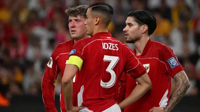 Pemain Timnas Indonesia, Jay Idzes (tengah) bersama rekan setimnya setelah mencetak gol dalam pertandingan putaran ketiga Kualifikasi Piala Dunia 2026 Zona Asia melawan Australia di Sydney Football Stadium pada Kamis, 20 Maret 2025. (Saeed KHAN/AFP)