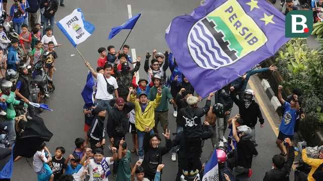 Para pendukung Persib Bandung yang dikenal dengan sebutan bobotoh melakukan pawai di Kota Bandung, Sabtu (1/6/2024) untuk menyambut kedatangan skuad Persib Bandung usai menjadi juara Championship Series BRI Liga 1 2023/2024. (Bola.com/M Iqbal Ichsan)