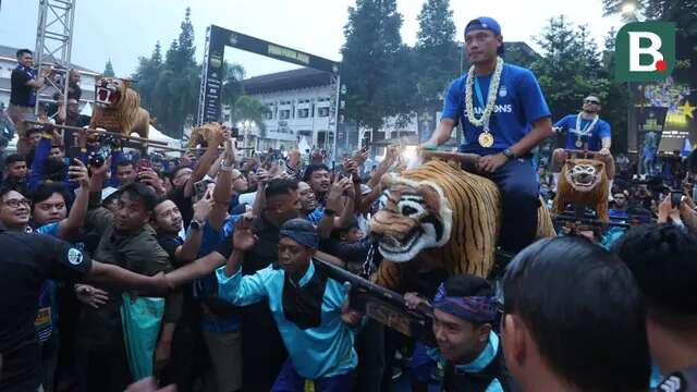 Gelandang Persib Bandung, Dedi Kusnandar diarak di atas Singa Depok menuju panggung utama setelah tiba bersama rombongan tim di Gedung Sate, Kota Bandung, Sabtu (1/6/2024) sore usai melakukan pawai juara BRI Liga 1 2023/2024. (Bola.com/M Iqbal Ichsan)