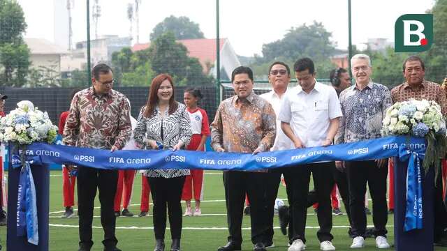 Ketua PSSI, Erick Thohir, Bersama Wakil Menpora RI, Taufik Hidayat, melakukan peresmian FIFA Arena Indonesia di Oase Park Ciputat, Tangerang Selatan, Selasa (6/5/2025). Dalam acara tersebut hadir juga perwakilan FIFA yakni Kanya Keomany (FIFA Council Member), Sanjeevan C. Balasingam (FIFA Director MA Asia-Oceania), Theodore Giannikos (FIFA Director of Special Project), Lavin Vignesh (FIFA Lead Regional Office). (Bola.com/M Iqbal Ichsan)