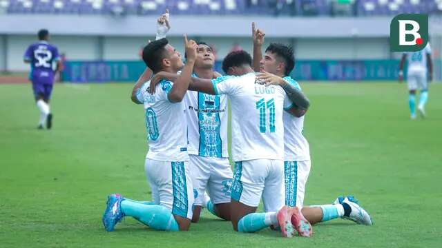 Para pemain PSBS Biak merayakan gol yang dicetak oleh Alexandro Santos ke gawang Persita Tangerang pada laga BRI Liga 1 di Stadion Indomilk Arena, Sabtu (3/5/2025) petang WIB. (Bola.com/M Iqbal Ichsan)