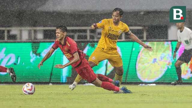 Pemain Persija Jakarta, Dony Tri Pamungkas dijatuhkan oleh pemain Semen Padang pada laga pekan ke-30 Liga 1 2024/2025 di Stadion Pakansari, Kabupaten Bogor, Minggu (27/4/2025). (Bola.com/Abdul Aziz)