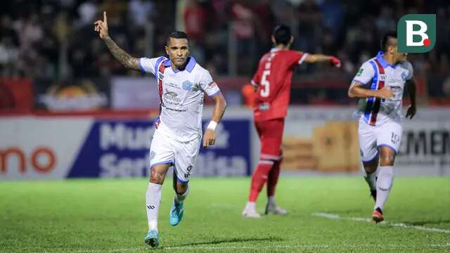 Selebrasi pemain PSBS Biak, Beto Goncalves setelah mencetak gol pertama timnya ke gawang Semen Padang pada laga leg kedua final Pegadaian Liga 2 2023/2024 di Stadion GOR Haji Agus Salim, Padang, Sabtu (9/3/2024). (Bola.com/Bagaskara Lazuardi)