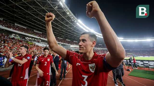 Ekspresi kegembiraan kapten Timnas Indonesia, Jay Idzes, setelah mengalahkan Timnas Bahrain 1-0 pada matchday kedelapan Kualifikasi Piala Dunia 2026 zona Asia di Stadion Utama Gelora Bung Karno, Jakarta, Selasa (25/3/2025). (Bola.com/Bagaskara Lazuardi)