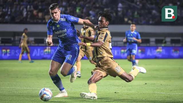 Pemain Persib Bandung, Nick Kuipers (kiri) berebut bola dengan pemain Dewa United, Alta Ballah pada laga lanjutan pekan ke-3 BRI Liga 1 2023/2024 antara Persib Bandung melawan Dewa United FC di Stadion Gelora Bandung Lautan Api (GBLA), Bandung, Jumat (14/07/2023). (Bola.com/Bagaskara Lazuardi)