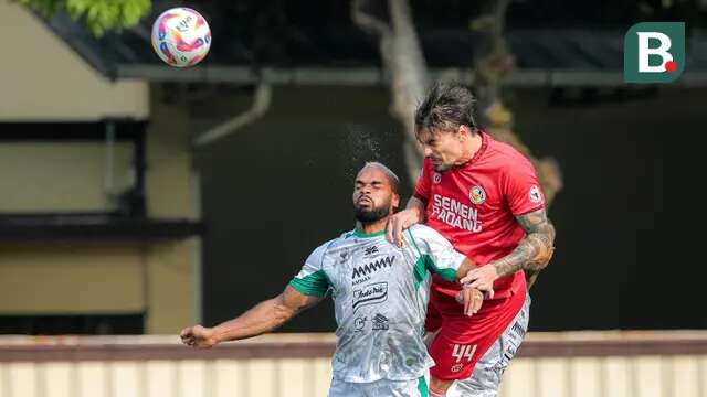 Pemain Semen Padang, Tin Martic (kanan) memenangi duel udara dengan pemain PSS Sleman, Phil Ofosu Ayeh pada laga pekan ke-3 BRI Liga 1 2024/2025 di Lapangan STIK-PTIK, Jakarta Selatan, Senin (26/8/2024). (Bola.com/Bagaskara Lazuardi)
