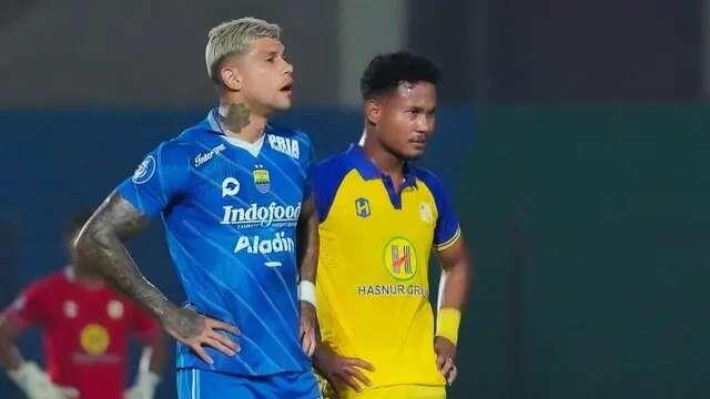 Ciro Alves (kiri) dan Bagas Kaffa dalam pertandingan BRI Liga 1 2023/2024 antara Barito Putera melawan Persib Bandung, Jumat (23/2/2024) malam WIB di Stadion Sultan Agung, Bantul. (Dok. Barito Putera)