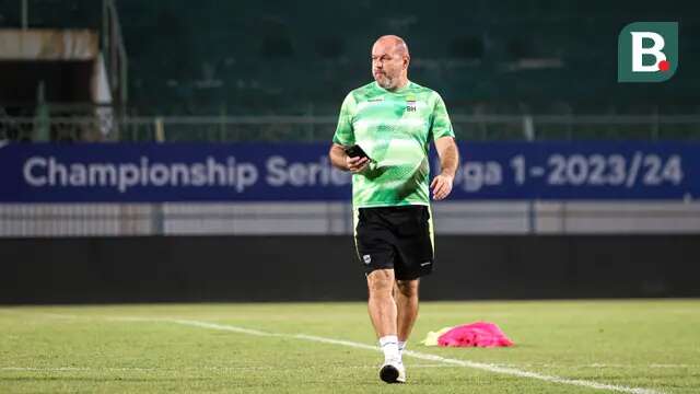 Pelatih Persib Bandung, Bojan Hodak saat memimpin timnya berlatih dalam sesi official training di Stadion Gelora Bangkalan, Madura, Kamis (30/5/2024) jelang laga leg kedua final Championship Series BRI Liga 1 2023/2024 menghadapi Madura United, Jumat, 31 Mei 2024. (Bola.com/Bagaskara Lazuardi)
