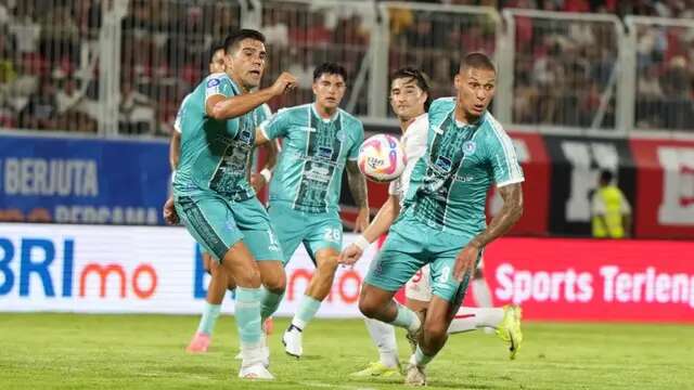 Bek senior Fabiano Rosa Beltrame jadi palang pintu kukuh pertahanan PSBS yang sulit ditembus Malut United. (Bola.com/Gatot Sumitro)