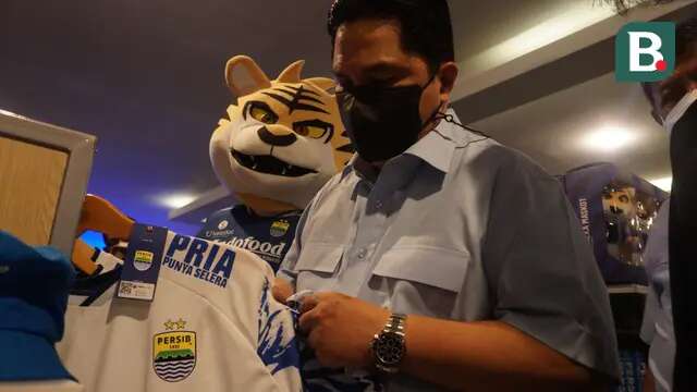 Ketua Umum PSSI Erick Thohir saat mengunjungi Store Persib, Jalan Sulanjana, Kota Bandung. (Bola.com/Erwin Snaz)
