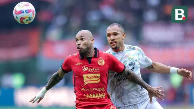 Pemain Persija Jakarta, Gustavo Almeida (kiri) berebut bola dengan pemain Persib Bandung, Gustavo Franca dalam laga lanjutan BRI Liga 1 2024/2025 di Stadion Patriot Candrabhaga, Bekasi, Minggu (16/02/2025). (Bola.com/M Iqbal Ichsan)