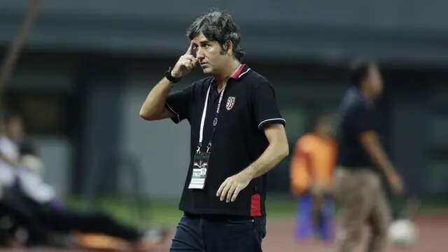 Pelatih Bali United, Stefano Cugurra Teco, saat melawan Semen Padang pada laga Piala Presiden 2019 di Stadion Patriot, Jawa Barat, Senin (11/3). Bali United menang 2-1 atas Semen Padang. (Bola.com/M Iqbal Ichsan)