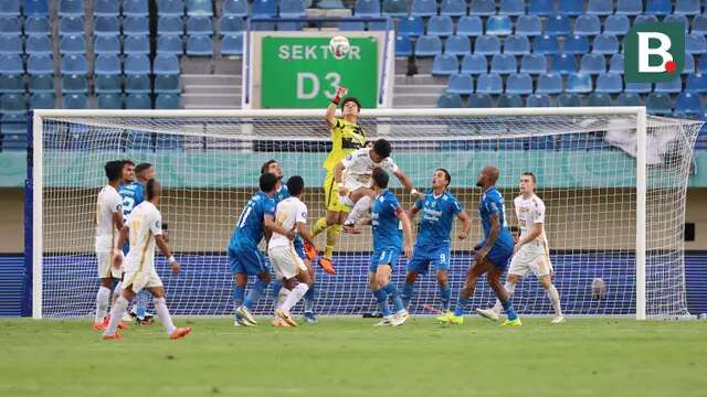 Kiper Persib Bandung, Kevin Mendoza (tengah atas) berusaha meninju bola dalam sebuah kemelut saat menghadapi Persija Jakarta pada laga pekan ke-28 BRI Liga 1 2023/2024 di Stadion Si Jalak Harupat, Soreang, Kabupaten Bandung, Sabtu (9/3/2024). (Bola.com/M Iqbal Ichsan)