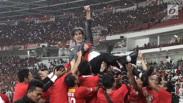 Pelatih Persija Jakarta, Stefano Cugurra Teco diangkat para pemain usai laga final melawan Bali United di Stadion Utama GBK, Senayan, Jakarta, Sabtu (17/2). Persija menang 3-0 atas Bali United. (Liputan6.com/Arya Manggala)