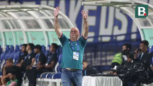 Pelatih kepala Persib Bandung, Bojan Hodak memberi instruksi kepada pemainnya saat menghadapi Bali United pada laga leg kedua semifinal Championship Series BRI Liga 1 2023/2024 di Stadion Si Jalak Harupat, Soreang, Kabupaten Bandung, Sabtu (18/5/2024). (Bola.com/Abdul Aziz)