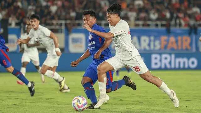 Pemain muda Persis Solo, Zanadin Fariz, kini mendapatkan tugas baru dari Ong Kim Swee untuk mengisi posisi winger. Ini menjadi peran baru bagi pemain berusia 20 tahun itu setelah sebelumnya rutin bermain di pos gelandang. (Bola.com/Radifa Arsa)