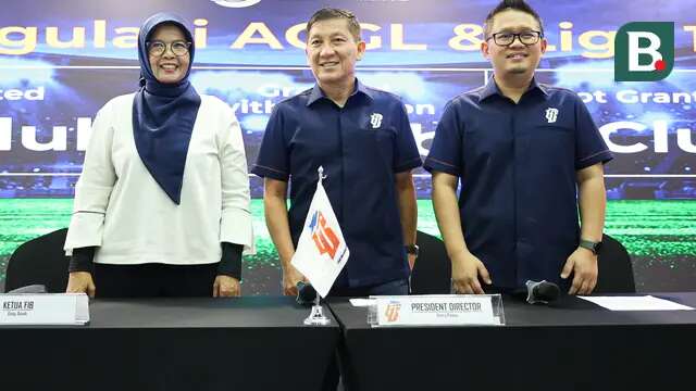 PT Liga Indonesia Baru (LIB) mengadakan Press Conference Club Licensing Cycle 2024/2025 di Menara Mandiri 2 Lantai 19, Jakarta. Acara tersebut dihadiri oleh Direktur Utama PT Liga Indonesia Baru, Ferry Paulus, Direktur Operasional PT Liga Indonesia, Asep Saputra dan Ketua  Club Licensing, Essy Asiah. (Abdul Aziz/Bola.com)