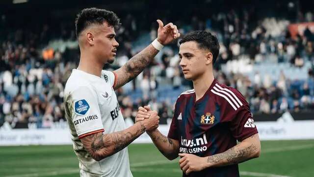 Momen Mees Hilgers dan Eliano Reijnders bersalaman usai laga antara PEC Zwolle kontra FC Twente dalam lanjutan Eredivisie 2024/2025, Minggu (13/4/2025). (Dok. PEC Zwolle).