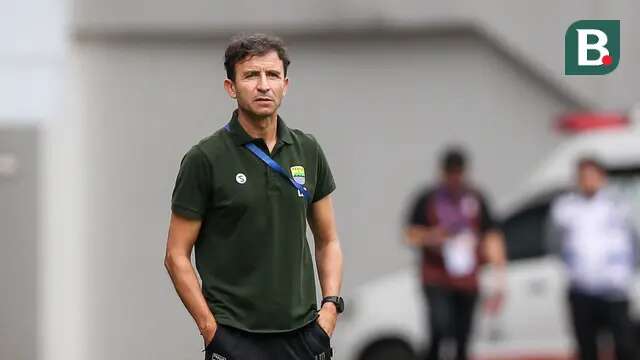 Pelatih kepala Persib Bandung, Luis Milla saat laga lanjutan BRI Liga 1 2022/2023 antara Persib Bandung melawan PSM Makassar di Stadion Pakansari, Bogor, Selasa (14/02/2023). (Bola.com/Bagaskara Lazuardi)