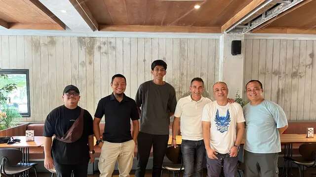 Pelatih Timnas Indonesia, Gerald Vanenburg, mengunjungi PSIS Semarang untuk berjumpa dengan salah satu pemain mudanya, Rahmat Syawal. Pertemuan ini turut didampingi oleh Direktur Utama, Agung Buwono, dan caretaker PSIS, Muhammad Ridwan. (Bola.com/Radifa Arsa)