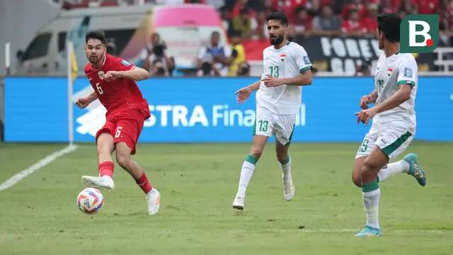 Pemain Timnas Indonesia, Sandy Walsh (kiri) mengumpan bola di depan dua pemain Irak, Bashar Resan (tengah) dan Ahmed Yahya pada laga Grup F putaran kedua Kualifikasi Piala Dunia 2026 zona Asia di Stadion Utama Gelora Bung Karno (SUGBK), Senayan, Jakarta, Kamis (6/6/2024). (Bola.com/Abdul Aziz)
