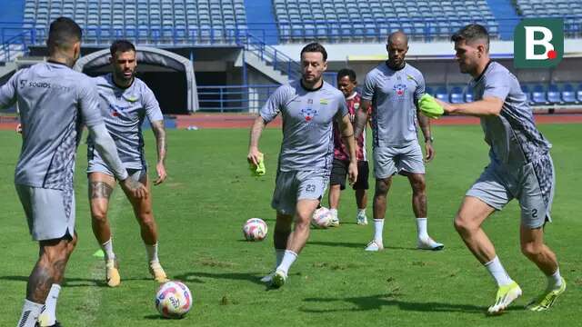 Persib Bandung bersiap melawan Barito Putera. (Bola.com/Erwin Snaz)