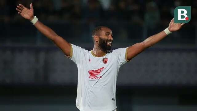Pemain PSM Makassar, Yuran Fernandes Rocha Lopes merayakan golnya ke gawang Dewa United FC melalui tendangan penalti saat laga pekan ke-10 BRI Liga 1 2022/2023 antara Dewa United FC melawan PSM Makassar di Stadion Indomilk Arena, Tangerang, Kamis (15/9/2022). (Bola.com/Bagaskara Lazuardi)